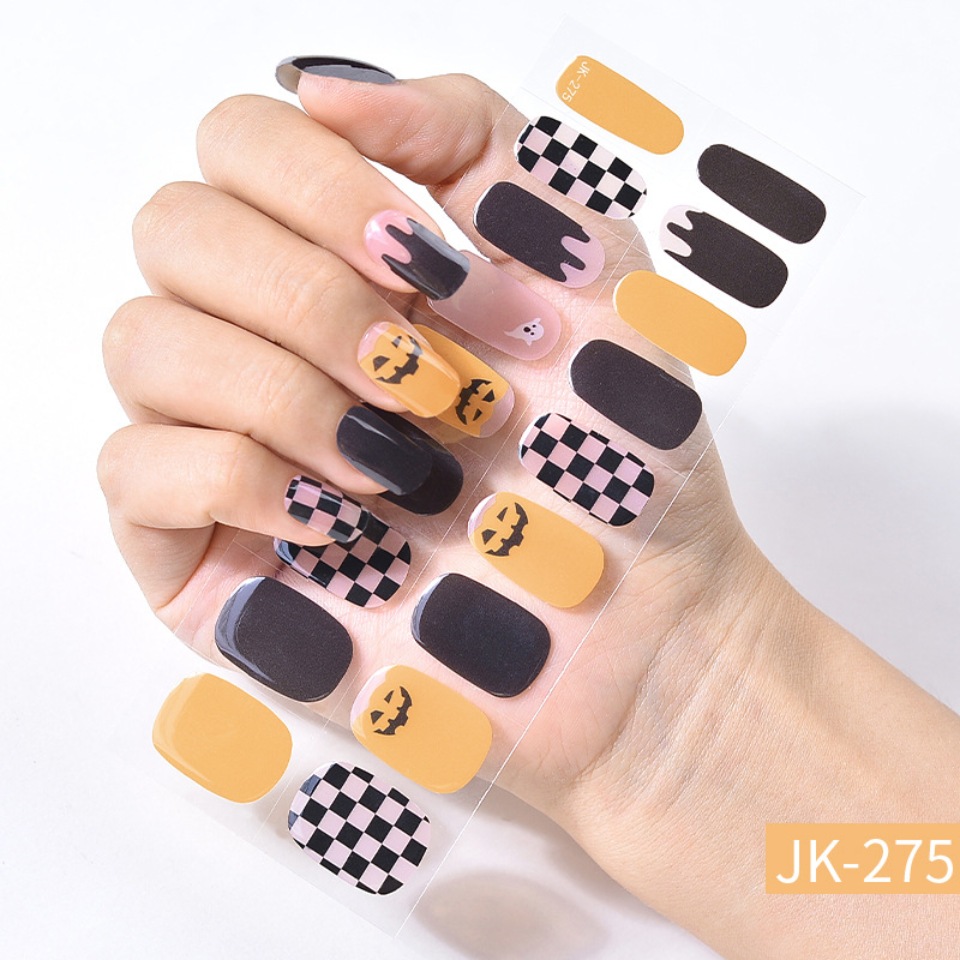 ¿Qué es más dañino, los stickers para uñas o las uñas pintadas?