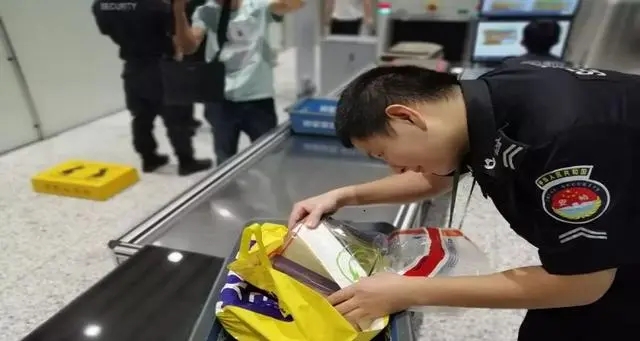 ¿Se puede llevar aceite de uñas en el avión?