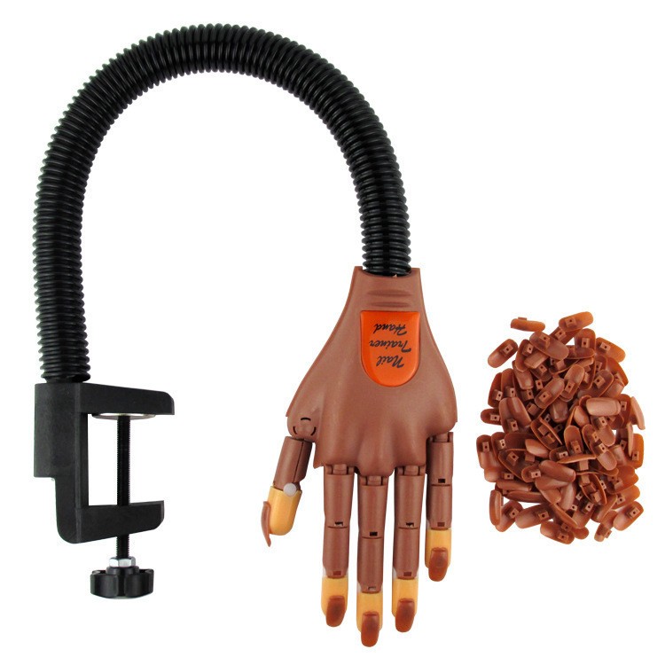 Mano de práctica de entrenamiento de uñas